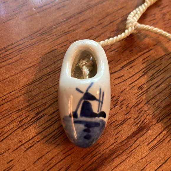 Adorable souvenir tiny hand made ceramic shoes from Holland! - Picture 9 of 12